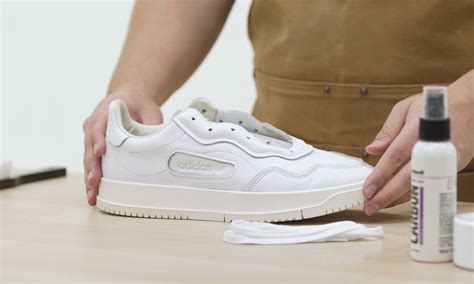 Witte sneakers schoonmaken en wit houden in 6 stappen.